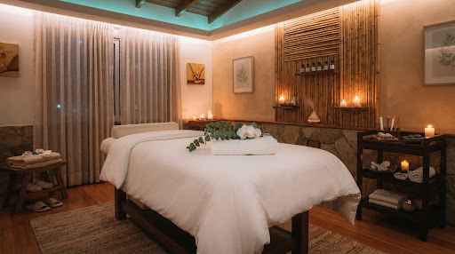 Cabina principal de masajes y relajación ambientada con toallas suaves, velas y plantas